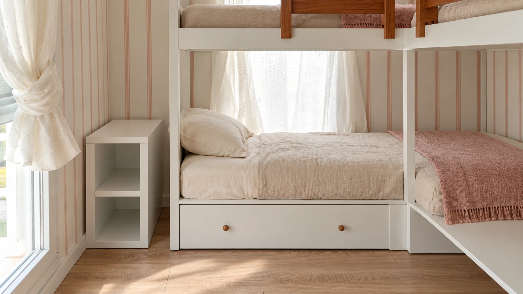 Cama vestida junto a la ventana, con cajón y librería de apoyo