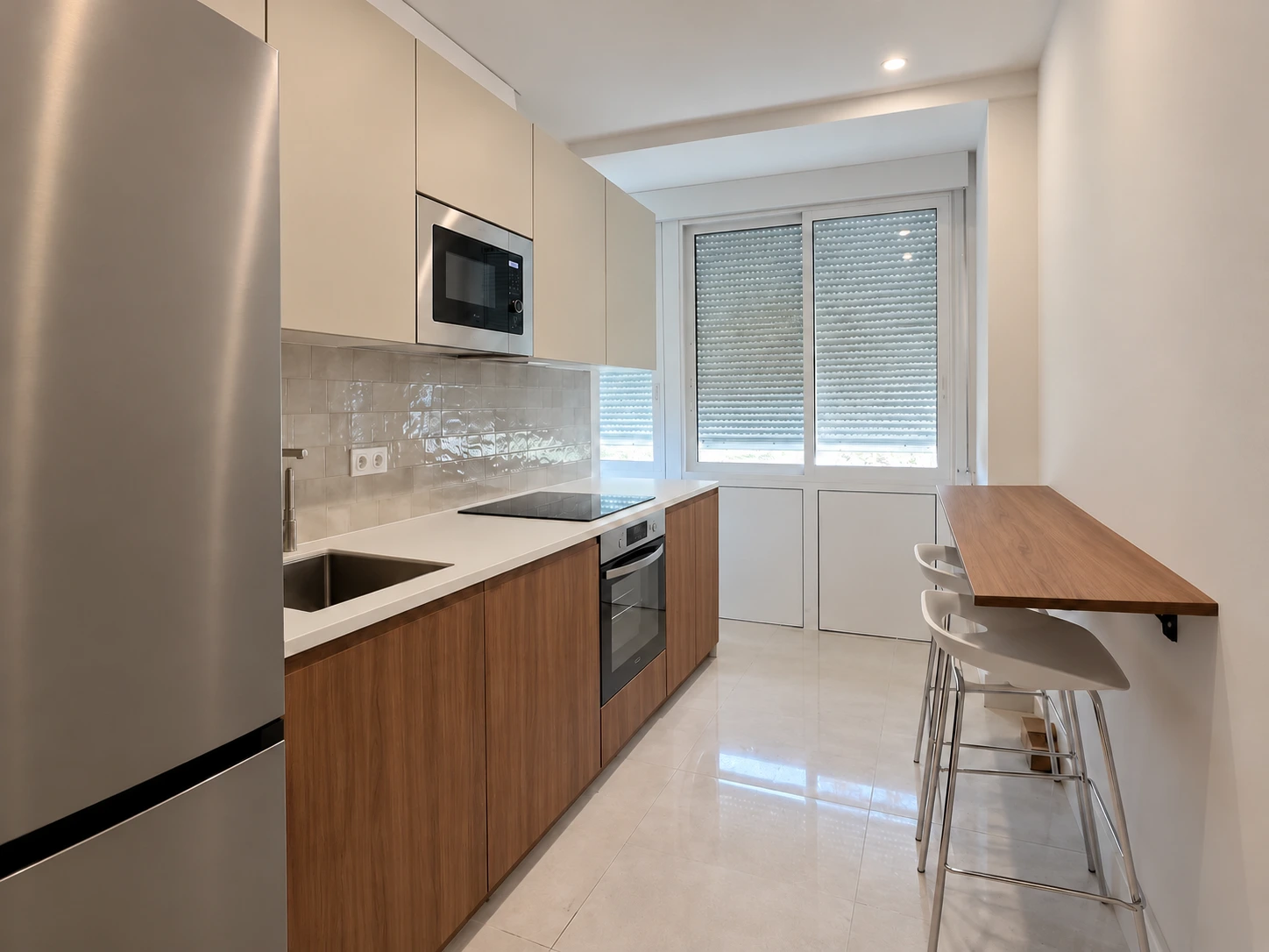 Cocina del proyecto de reforma, con frentes de madera y barra